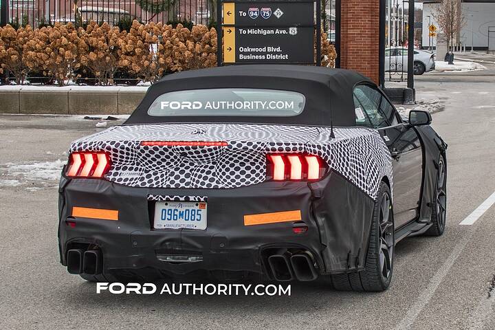 imgi_56_2026-Ford-Mustang-Shelby-GT500-Cobra-Convertible-Prototype-Spy-Shots-December-2026-Exterior-012