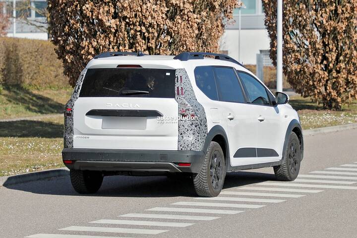 2026-dacia-jogger-facelift-spied-bigster-like-front-makeover_8