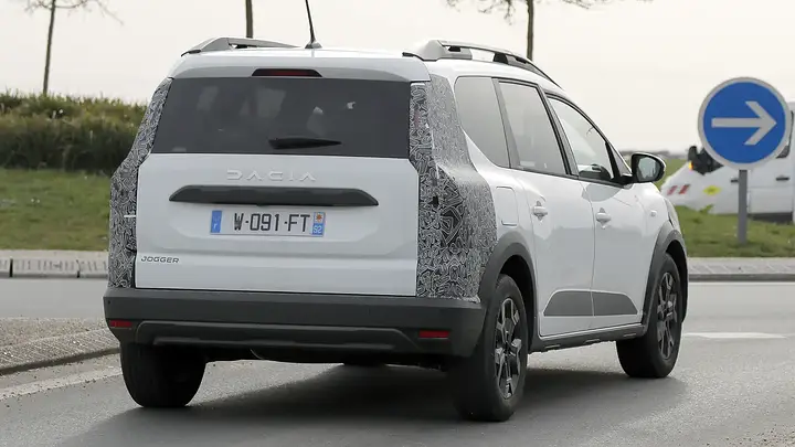 Dacia Jogger facelift (camouflaged)-5