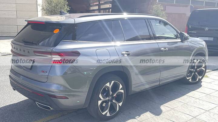 skoda-kodiaq-rs-mhev-fotos-espia-2027 Skoda Kodiaq RS_newcarscoops_