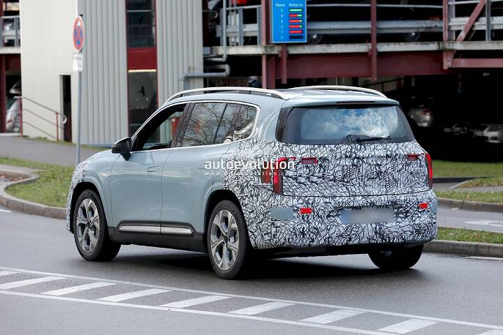 2026-mercedes-benz-glb-eq-sheds-more-camo-ahead-of-the-december-8-unveiling_16