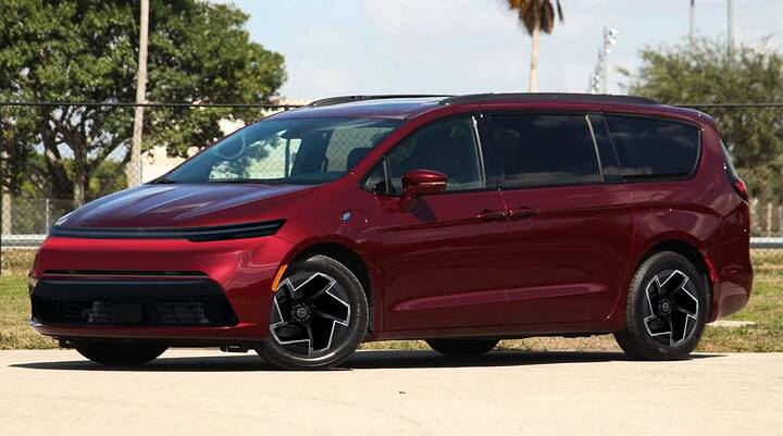 2027-chrysler-pacifica-s-second-refresh-gets-rendered-with-modern-cues-inside-and-outside-262380_1