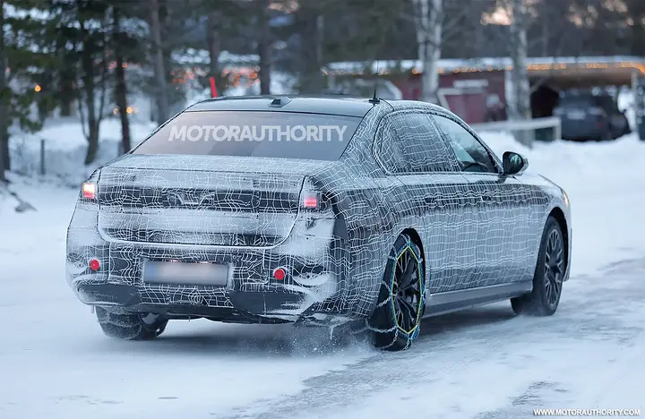 2027 BMW 7-Series facelift spy shots - Photo via Baldauf