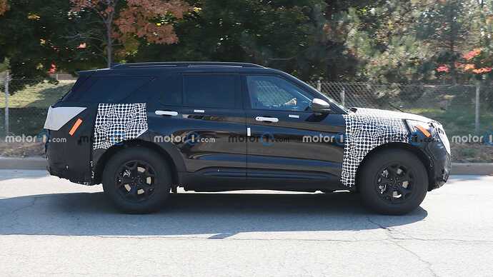 updated-ford-explorer-timberline-spy-photos (8)