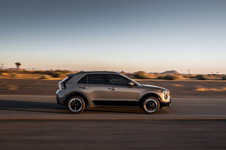 24871_2027_Niro