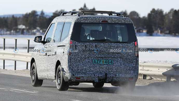 ford-tourneo-courier-spy-photo (13)