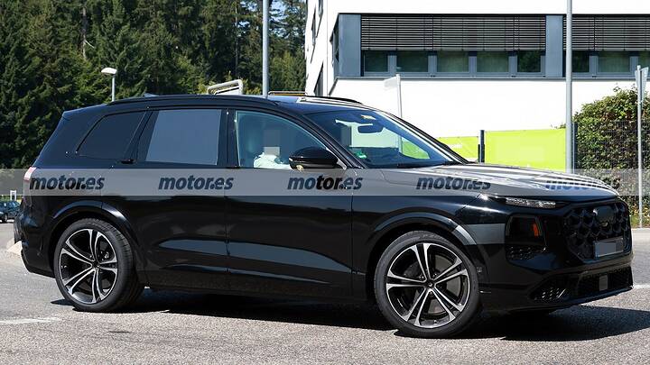 The new 2026 Audi SQ7 shows off its new camouflage in these spy photos, its debut is getting closer.