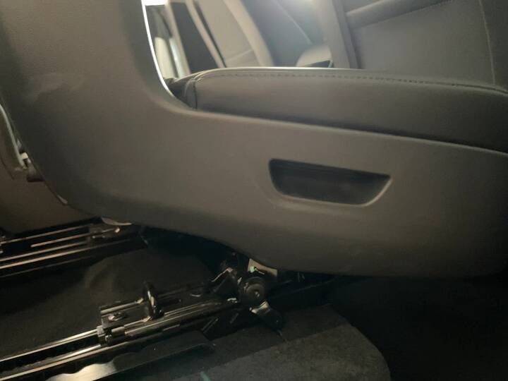 Tesla Model Y L third-row seatsimgi_118_model-y-2nd-row