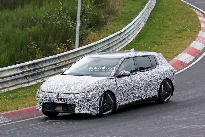 2025-kia-ev4-hatchback-sheds-camo-as-it-starts-high-speed-testing-on-the-nurburgring-241413_1