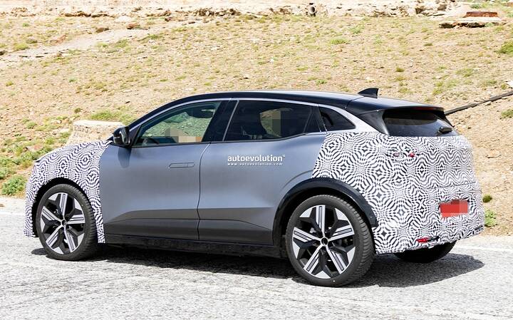 2026-renault-megane-e-tech-electric-spied-hiding-its-restyled-face-new-batteries-incoming_9