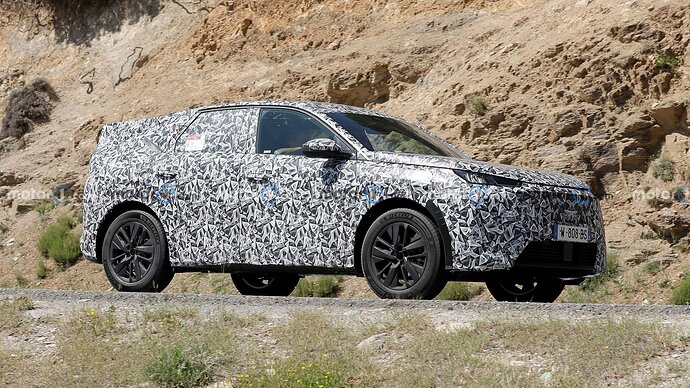 2024-peugeot-3008-side-view-spy-photo (1)
