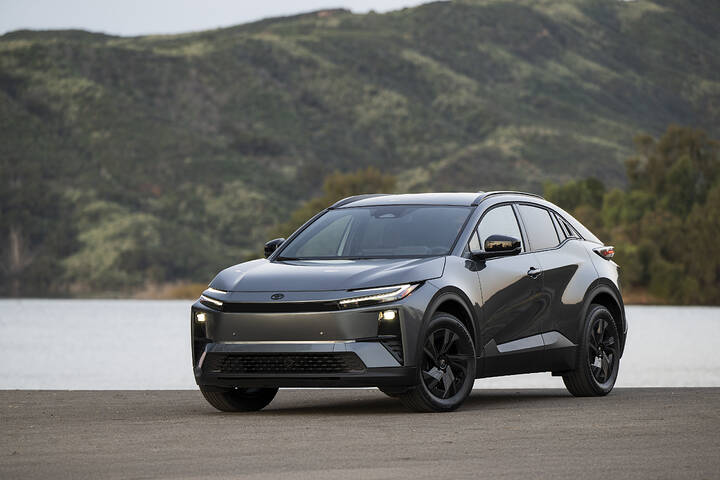 2026_Toyota_C-HR_SE_Overcast_009_NR