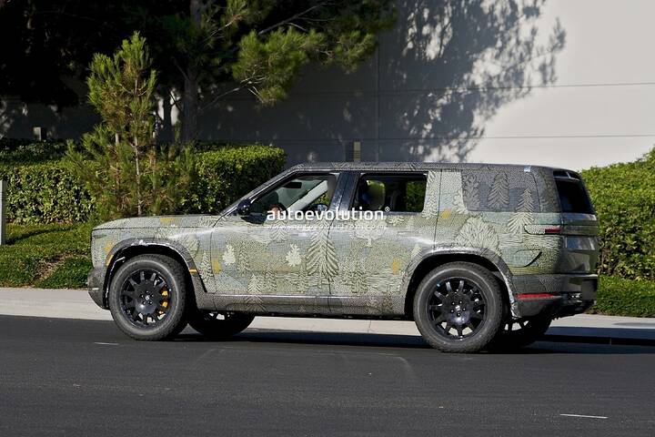imgi_34_rivian-r2-prototype-confirms-roll-down-rear-window-hallo-roller-steering-wheel_4