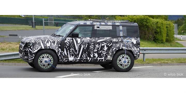What is this- Defender Octa facelift… or an even wilder Octa variant#landroverdefender #defende (1)