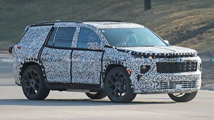 new-chevrolet-traverse-front-view-spy-photo (1)
