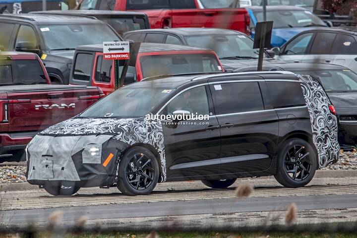 imgi_40_2027-chrysler-pacifica-spotted-with-halcyon-cues-to-capitalize-on-the-minivan-resurgence_4
