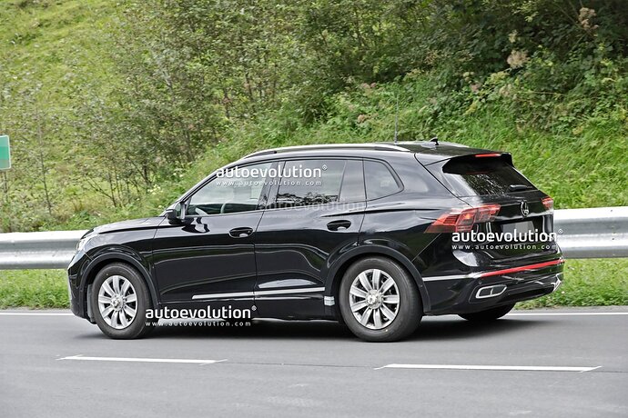 2023-volkswagen-tiguan-spied-for-the-first-time-has-deceiving-camouflage_7