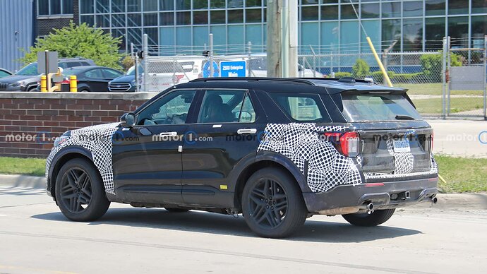 2024-ford-explorer-side-view-spy-photo