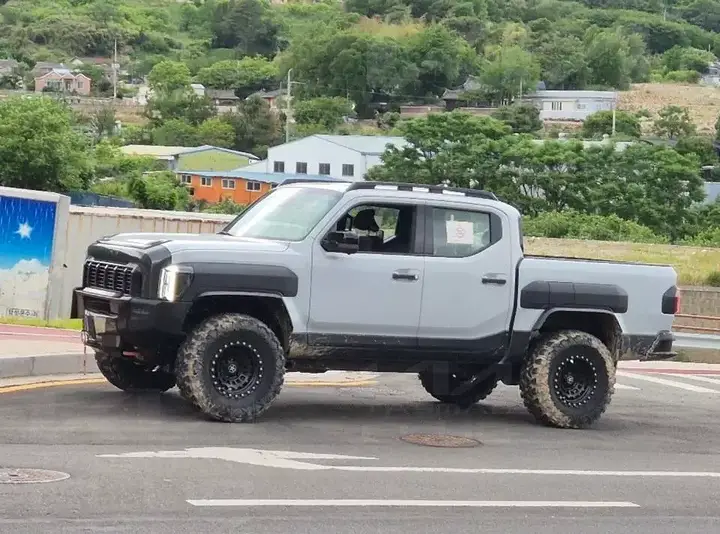 mysterious-kia-tasman-prototype-spied.jpg