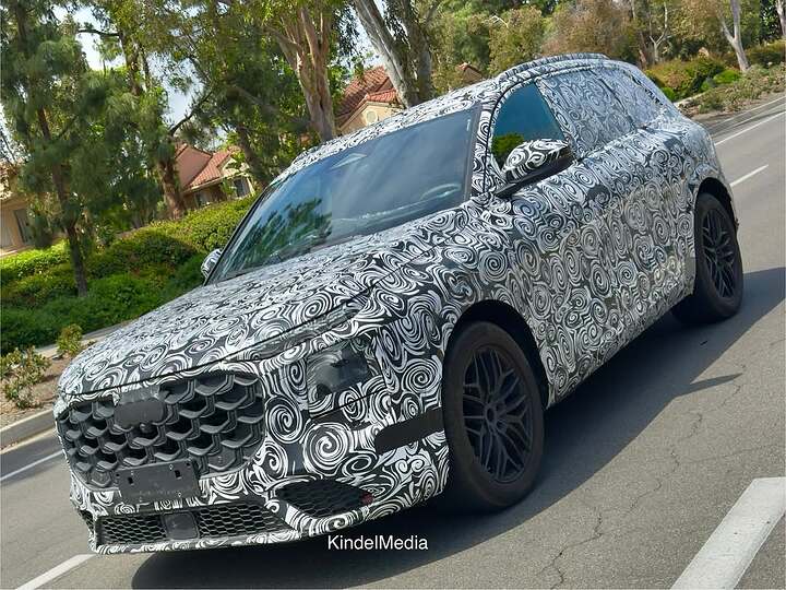 2026 Audi Q7 test prototype caught on camera in California. #2026audiq7 #audiq7 #spotted #testmule #camouflage #erlkoenig