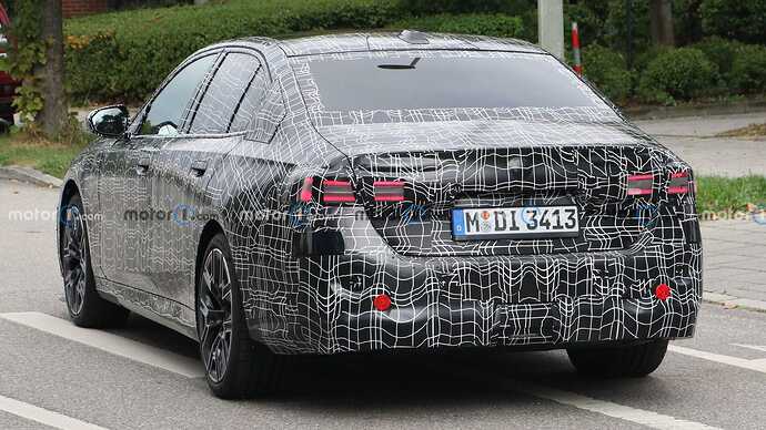 2024-bmw-5-series-rear-view-spy-photo (2)