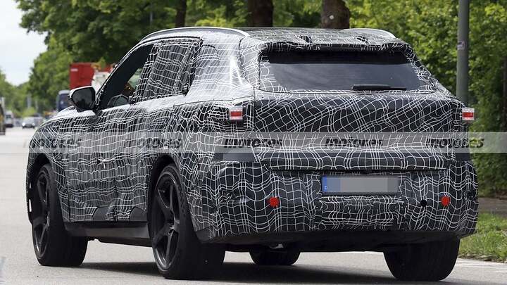 BMW ya prueba el iX5 M70 xDrive, no parece un super-SUV eléctrico pero va a volar 13