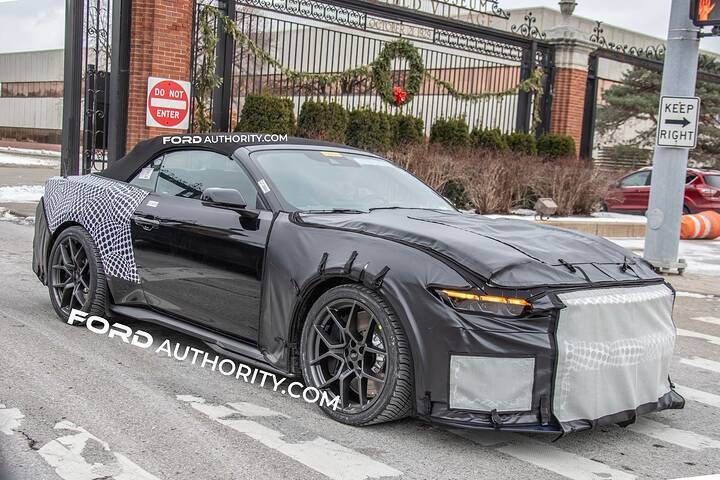 imgi_76_2026-Ford-Mustang-Shelby-GT500-Cobra-Convertible-Prototype-Spy-Shots-December-2026-Exterior-001