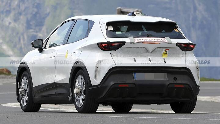 El nuevo CUPRA Raval calienta motores en los Alpes, el eléctrico español reaparece y deja ver nuevos detalles 15