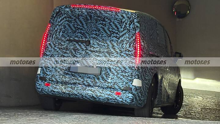 Mercedes didn't want you to see it like this, the new electric VLE, ​​caught like never before in these spy photos 9