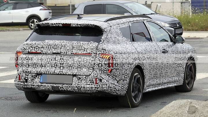 kia-k4-wagon-2026-fotos-espia-destape-2025110845-1762157281_16
