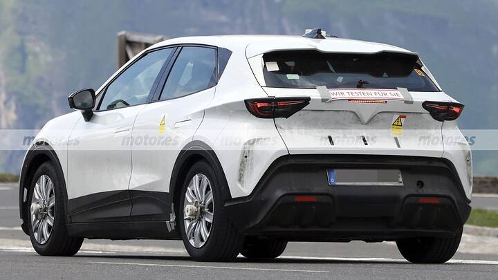El nuevo CUPRA Raval calienta motores en los Alpes, el eléctrico español reaparece y deja ver nuevos detalles 14