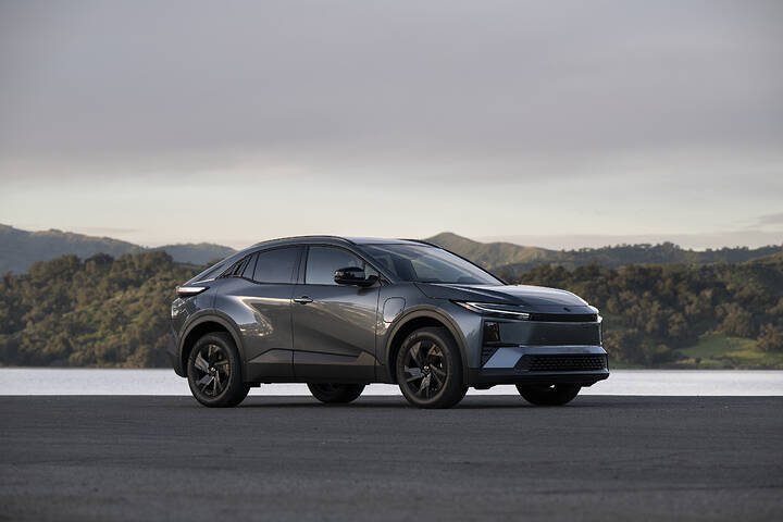 2026_Toyota_C-HR_SE_Overcast_016_NR