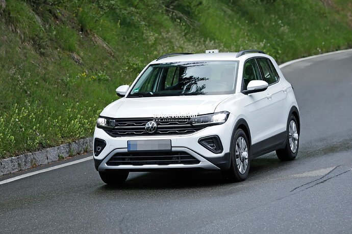 2024-vw-t-cross-says-no-to-camouflage-facelifted-small-crossover-spied-naked_4