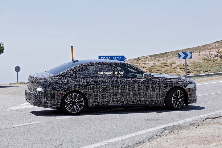 imgi_43_2027-bmw-7-series-facelift-captured-flaunting-production-lights_10