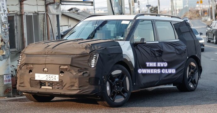 spy shots of the Kia EV9