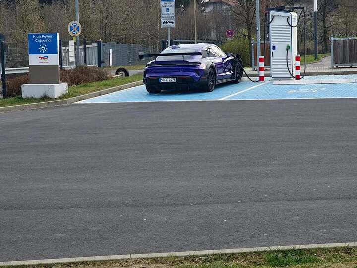 What in the energiser bunny heck is this#manthey #taycanturbogt #nürburgring #porsche (2)