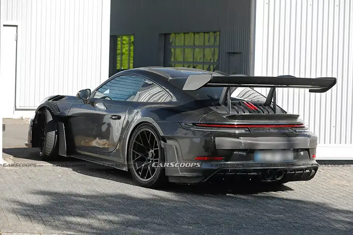 Porsche-992.2-911-GT3-RS-Scoop-12