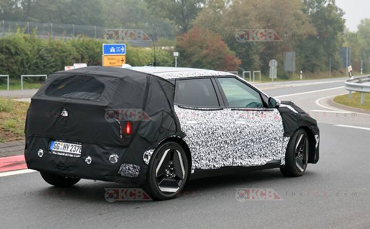 kia-ev4-hatchback-spied-loses-camouflage-4-scaled