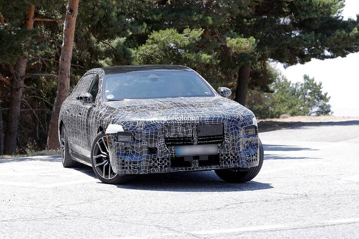 imgi_39_2027-bmw-7-series-facelift-captured-flaunting-production-lights_6