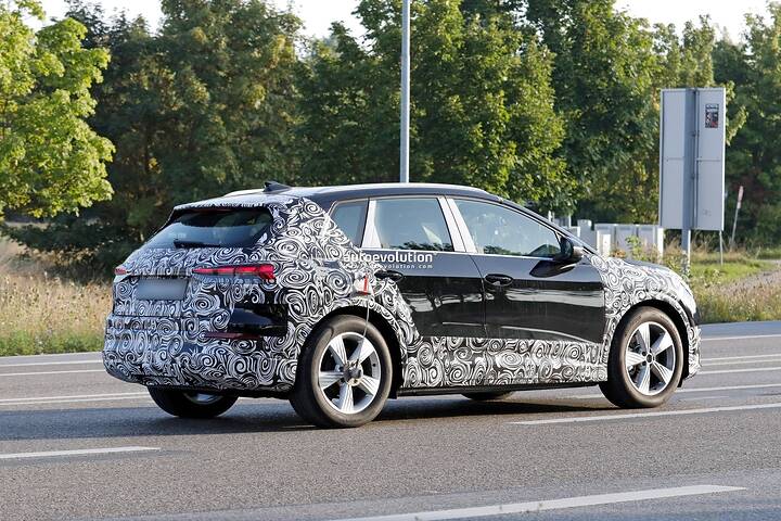 imgi_50_audi-spied-testing-q4-e-tron-facelift-redesigned-bumpers-join-revised-light-clusters_15