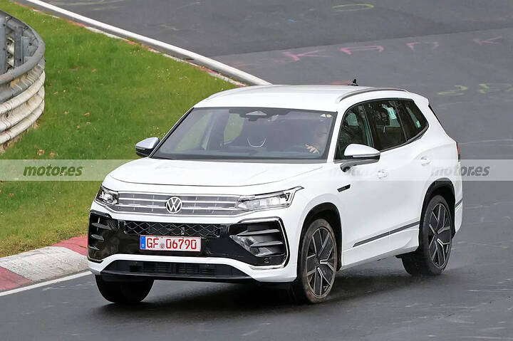 Formerly black and now white, the 'future' Volkswagen Tiguan Allspace demonstrates its power in new tests at the Nürburgring3