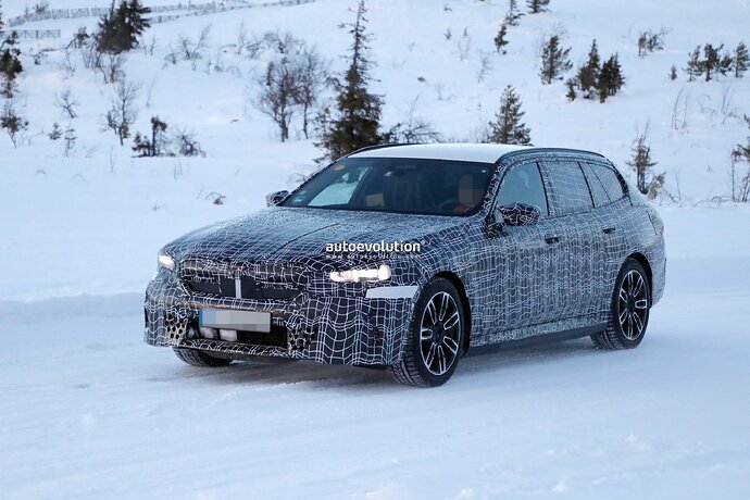 2024-bmw-i5-joining-its-gas-guzzling-brethren-with-electric-power_8