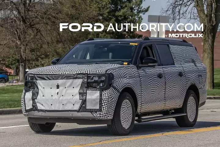 2025-Ford-Expedition-Refresh-Prototype-Spy-Shots-Light-Camo-April-2024-Exterior-001-front-three-quarters-850x567