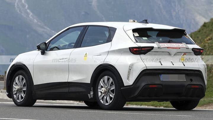 El nuevo CUPRA Raval calienta motores en los Alpes, el eléctrico español reaparece y deja ver nuevos detalles 13