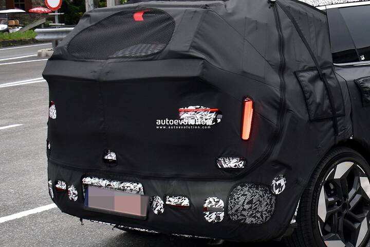 spy-photos-2027-hyundai-tucson-dons-art-of-steel-overalls-in-the-alps_14