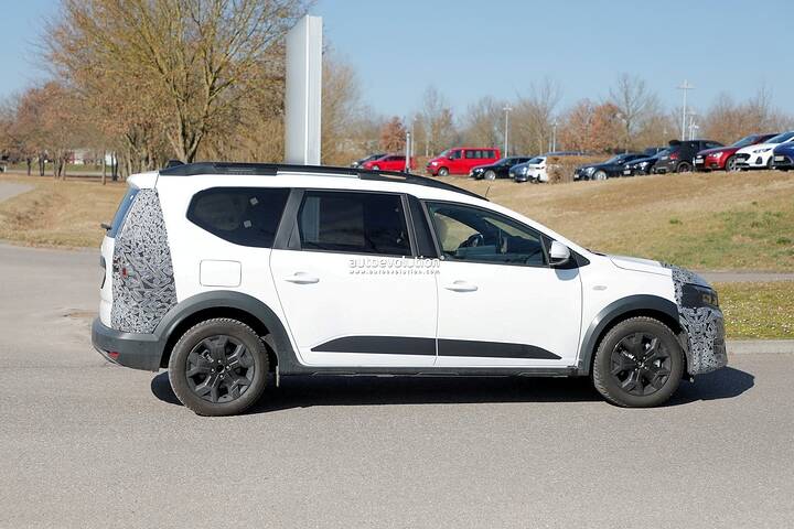 2026-dacia-jogger-facelift-spied-bigster-like-front-makeover_2