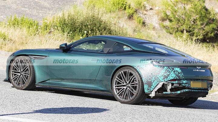 Cazado el próximo DB12 AMR en pruebas, esta mula de Aston Martin deja claro que habrá más de 700 CV 12