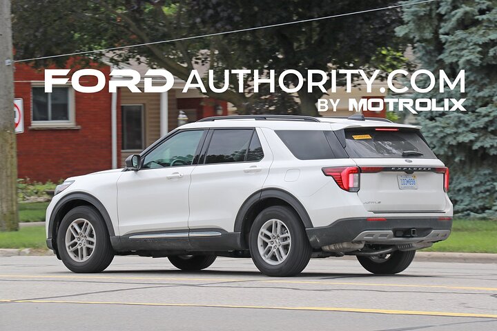2024-ford-explorer-activ-white-first-photos-no-camouflage-july-2023-exterior-008