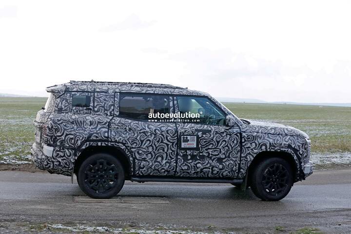 2026-mitsubishi-pajero-montero-spied-with-elevance-concept-styling-cues_9