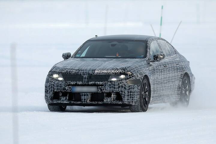 2028-bmw-m5-lci-spied-winter-testing-shows-neue-klasse-styling-cues_2